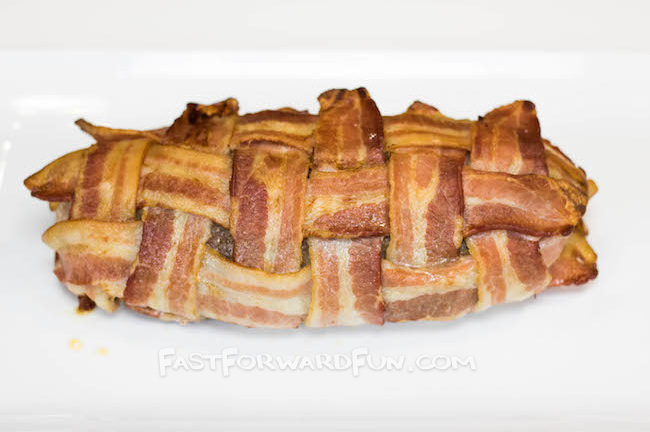 Bacon and sausage breakfast roll... like sushi when it is cut! Super fun video tutorial.