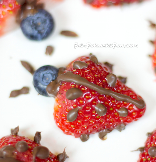 Chocolate Strawberry Ladybugs -- Such a cute food idea for kids! Or a Valentine's Day or 4th of July party!