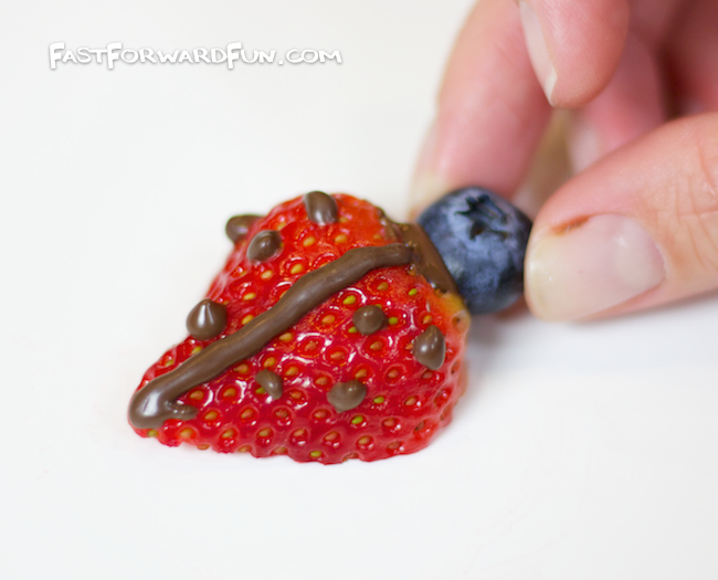 Chocolate Strawberry Ladybugs -- Cute food idea for parties! Maybe Valentine's Day or 4th of July